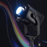 amaran Ray 660c LED-Leuchte auf Stativ im Betrieb, starkes Licht mit farbigen Lichtakzenten im Hintergrund