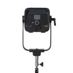 Rückseite der amaran Ray 660c mit Display, FlowTurn-Drehregler, DMX- und NFC-Anschluss