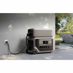 Anker SOLIX BP3000 Expansionsbatterie auf einer SOLIX Powerstation im Einsatz zur Laufzeitverlängerung des Energiesystems