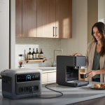 Anker Solix C1000X GEN 2 in der Küche im Einsatz mit Kaffeemaschine und Haushaltsgeräten