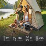 Anker Solix C1000X GEN 2 beim Camping auf einem Holztisch mit Drohne und Smartphone