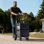 Bluetti B500K Erweiterungsbatterie auf Transportwagen im Außeneinsatz