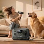 BLUETTI Premium 30 V2 Tragbare Powerstation Elite 30 auf Teppich im Wohnzimmer, angeschlossen an Föhn mit Frau und Hund im Hintergrund