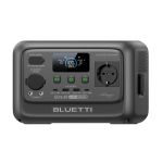 BLUETTI Premium 30 V2 Tragbare Powerstation Elite 30 in schräger Frontansicht mit sichtbaren Lüftungsöffnungen an der Seite