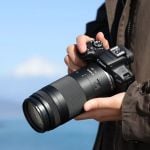 Canon RF 75-300mm F4-5.6 montiert an einer EOS R Kamera – leichtes Telezoom für Wildlife, Sport und Reiseeinsätze.