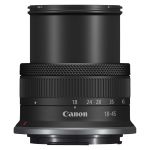 Kamera mit montiertem Standard-Zoomobjektiv für Alltagssituationen und Vlogging.