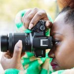 Unboxing-Inhalt: Canon RF-S 55-210mm F5-7.1 IS STM mit Objektivdeckel, Rückdeckel und Benutzerhandbuch in Verpackung