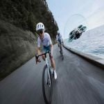 DJI Avata 360 verfolgt zwei Rennradfahrer mit dynamischer 360-Grad-Kameraaufnahme an der Küste