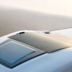 DJI LINKSOLAR 200W flexibles Solarpanel installiert auf dem Dach eines Wohnmobils bei Sonnenuntergang