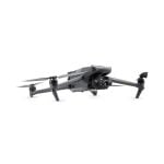 Seitliche Nahaufnahme der DJI Mavic 3 Thermal Advanced mit stabilisiertem Drei-Kamera-Gimbalsystem.