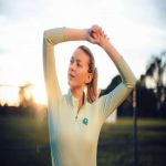 DJI Mic Mini 2 Transmitter mit grüner Frontabdeckung an Sportkleidung für Outdoor-Aufnahmen