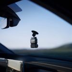 DJI Osmo Nano Magnet-Halterung mit montierter Kamera an Windschutzscheibe im Auto