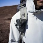 DJI Osmo Nano 128GB Kamera befestigt an einem Rucksack