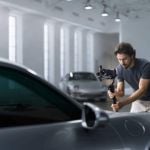 Filmemacher mit dem DJI RS 5 Gimbal für dynamische Kameraführung bei der Aufnahmen von Fahrzeugen