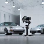 DJI RS 5 Kameragimbal in Studio-Umgebung für professionelle Filmaufnahmen