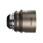 Seitenansicht des DZOFILM Arcana 45mm T2.1 mit Fokus- und Blendenringen für Cine-Workflows