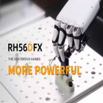 Inspire Robots RH56DFX Roboterhand greift präzise ein kleines Bauteil auf einer Laborplattform