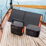 Jackery Explorer 1000 Plus Tragbare Powerstation mit Zubehör auf einer Holzoberfläche