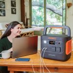 Jackery Explorer 1000 Plus Tragbare Powerstation versorgt einen Laptop im Homeoffice mit Strom