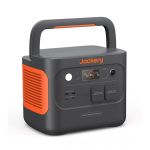 Jackery Explorer 1000 Plus Tragbare Powerstation in schräger Ansicht mit seitlicher Belüftung und Tragegriff