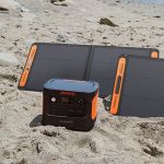 Jackery Explorer 1000 Plus Tragbare Powerstation mit Solarpanel in einer sandigen Outdoor-Umgebung