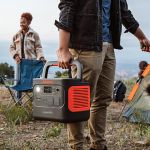 Jackery Explorer 1000 Plus Tragbare Powerstation wird im Outdoor-Einsatz am Tragegriff transportiert