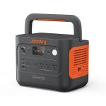 Jackery Explorer 1000 V2 Tragbare Powerstation in schräger Ansicht mit seitlicher Belüftung und Tragegriff