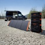 Jackery Explorer 2000 Plus Tragbare Powerstation mit Solarpanel und Erweiterungsakkus am Camper