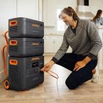 Jackery Explorer 2000 Plus Tragbare Powerstation mit gestapelten Erweiterungsakkus im Innenbereich