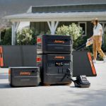 Jackery Explorer 2000 Plus Tragbare Powerstation wird im Außenbereich eines Hauses per Solarpanel geladen