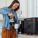 Jackery Explorer 2000 Plus Tragbare Powerstation versorgt eine Kaffeemaschine im Haushalt