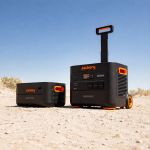 Jackery Explorer 2000 Plus Tragbare Powerstation im Outdoor-Einsatz mit ausgezogenem Transportgriff
