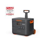 Jackery Explorer 2000 Plus Tragbare Powerstation in schräger Ansicht mit seitlicher Belüftung