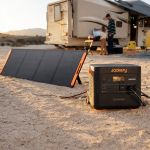 Jackery Explorer 2000 Plus Tragbare Powerstation mit Solarpanel im Outdoor-Einsatz
