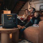 Jackery Explorer 2000 Plus Tragbare Powerstation im Wohnzimmer während der Nutzung mit Familie