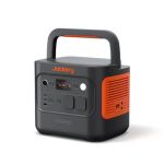 Jackery Explorer 2000 V2 Tragbare Powerstation in Seitenansicht mit Lüftungsgittern und Tragegriff