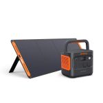 Jackery Explorer 2000 V2 Tragbare Powerstation mit schräg aufgestelltem Solarpanel