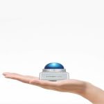 Livox Mid360S 3D-LiDAR-Sensor kompakt in einer Hand gehalten vor hellem Hintergrund