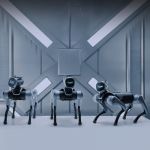 Drei Magicdog Pro Roboterhunde in futuristischer Hightech-Umgebung, frontal dargestellt

