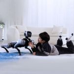 MagicDog Roboterhund interagiert mit Kind im Wohnzimmer für spielerisches Lernerlebnis