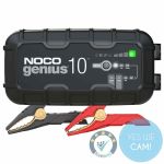 NOCO GENIUS10EU 10A Batterieladegerät neben einer Fahrzeugbatterie für kontrolliertes Laden und Batteriepflege