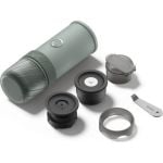 OutIn Mino Canyon Green portable elektrische Espressomaschine mit Zubehör für gemahlenen Kaffee und Kapseln