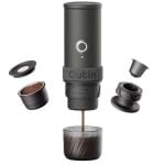 OutIn Mino Space Grey bei der Espressozubereitung mit Kaffeepulver, Filtereinsatz, Kapseladapter
