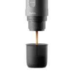 OutIn Nano Space Grey tragbare Espressomaschine beim Brühen von Espresso in den Becher