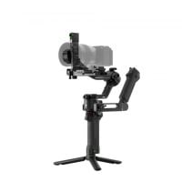 DJI RS 5 Kameragimbal mit montierter Kamera und Tracking-Modul in Studioansicht
