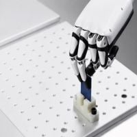 Inspire Robots RH56DFX-2L Roboterhand greift ein blaues Bauteil 
