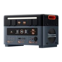 Frontansicht der Oscal PowerMax 2400 Pro mit Anschlüssen für AC, DC und USB sowie übersichtlichem Statusdisplay