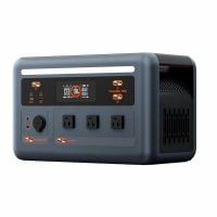 LCD-Display der Oscal PowerMax 1800 mit Anzeige von Eingangsleistung, Ausgangsleistung und Batteriestatus
